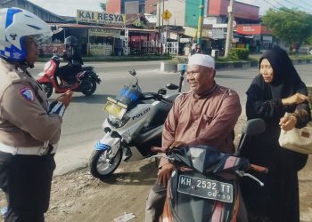 personel Polda Kalteng yang tergabung dalam Ops Zebra Telabang 2025, melaksanakan penindakan berupa hunting system bagi pelanggar lalu lintas, Kamis (20/11/2025) sore.