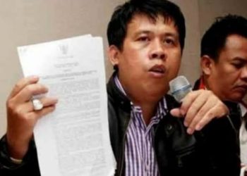 Direktur Eksekutif Center for Budget Analysis (CBA) menunjukkan dokumen saat memaparkan dugaan kejanggalan pengadaan komputer di Kabupaten Bogor dalam sebuah konferensi pers.