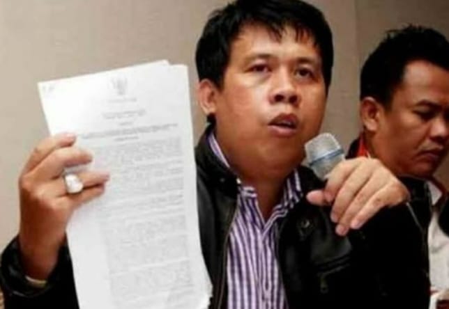 Direktur Eksekutif Center for Budget Analysis (CBA) menunjukkan dokumen saat memaparkan dugaan kejanggalan pengadaan komputer di Kabupaten Bogor dalam sebuah konferensi pers.