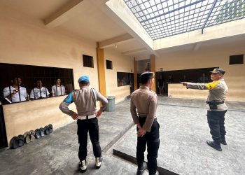 Personel Pamapta II Sentra Pelayanan Kepolisian Terpadu (SPKT) Polresta Palangka Raya Ipda Ade Maulana melaksanakan pengecekan ruang tahanan, Sabtu (22/11/2025).