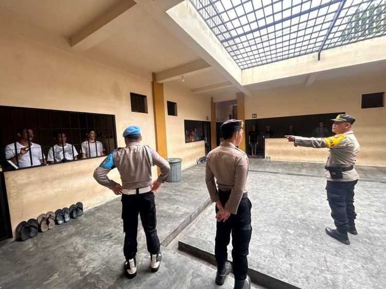 Personel Pamapta II Sentra Pelayanan Kepolisian Terpadu (SPKT) Polresta Palangka Raya Ipda Ade Maulana melaksanakan pengecekan ruang tahanan, Sabtu (22/11/2025).