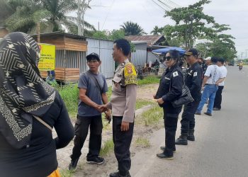 Personel Polsubsektor Jekan Raya melaksanakan pengawalan dan monitoring pemasangan spanduk serta pagar keliling pada sebidang tanah milik Tawang dan Toni (ahli waris Maria Tia) di Jalan G. Obos 14 RT 6 RW 6, Kelurahan Menteng, Sabtu (22/11/2025).