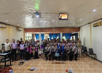 Jajaran Polantas, yang dipimpin langsung oleh Kasat Lantas, memberikan himbauan tentang pentingnya tertib berlalu lintas di hadapan jemaat gereja, Minggu (23/11/2025).