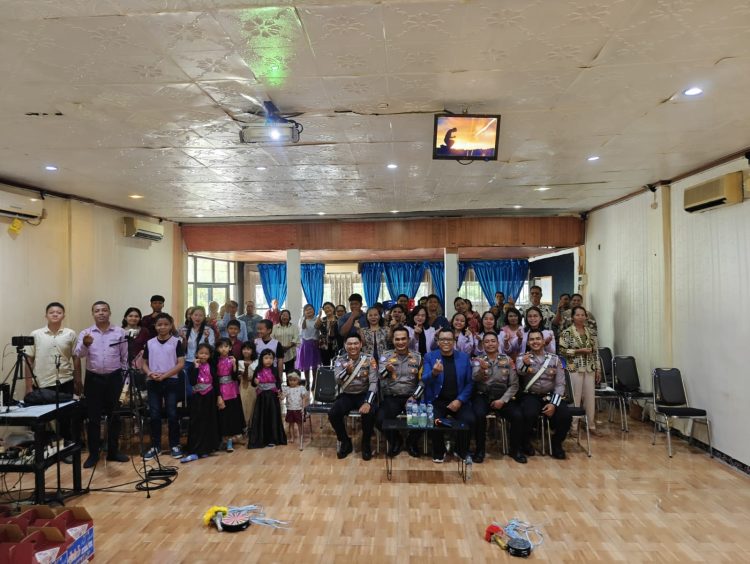 Jajaran Polantas, yang dipimpin langsung oleh Kasat Lantas, memberikan himbauan tentang pentingnya tertib berlalu lintas di hadapan jemaat gereja, Minggu (23/11/2025).