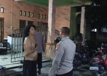 Polsek Sabangau Polresta Palangka Raya bergerak cepat menindaklanjuti laporan warga terkait adanya seorang pria yang diduga mengamuk akibat pengaruh minuman beralkohol di Jalan Matal, Kelurahan Sabaru, Kecamatan Sabangau, Minggu (23/11/2025) dini hari.