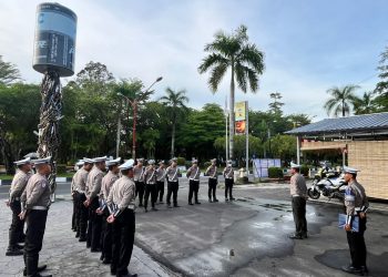 Apel pagi diawali dengan pengecekan kelengkapan personel, mulai dari sikap tampang, atribut dinas, hingga surat-surat pendukung pelaksanaan tugas. Kegiatan ini dilakukan sebagai langkah memastikan seluruh personel dalam keadaan siap sebelum melaksanakan pengaturan lalu lintas (gatur) pagi di sejumlah titik rawan kemacetan.
