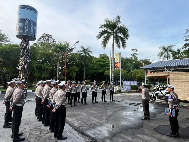 Apel pagi diawali dengan pengecekan kelengkapan personel, mulai dari sikap tampang, atribut dinas, hingga surat-surat pendukung pelaksanaan tugas. Kegiatan ini dilakukan sebagai langkah memastikan seluruh personel dalam keadaan siap sebelum melaksanakan pengaturan lalu lintas (gatur) pagi di sejumlah titik rawan kemacetan.