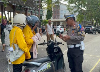 Dirlantas Polda Kalteng Kombes Pol Yusep Dwi, mewakili Kapolda Irjen Pol Iwan Kurniawan, usai pelaksanaan razia gabungan operasi Zebra Telabang 2025, di Stadion Sanaman Mantikei, Jl. Dr. Wahidin, Kota Palangka Raya, Selasa (25/11/2025) siang.