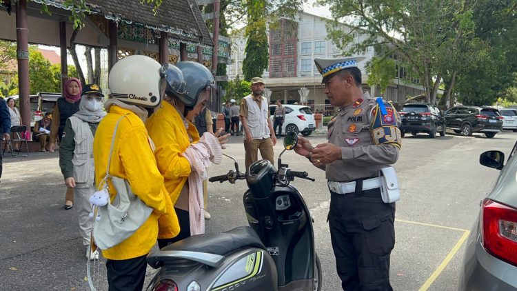 Dirlantas Polda Kalteng Kombes Pol Yusep Dwi, mewakili Kapolda Irjen Pol Iwan Kurniawan, usai pelaksanaan razia gabungan operasi Zebra Telabang 2025, di Stadion Sanaman Mantikei, Jl. Dr. Wahidin, Kota Palangka Raya, Selasa (25/11/2025) siang.