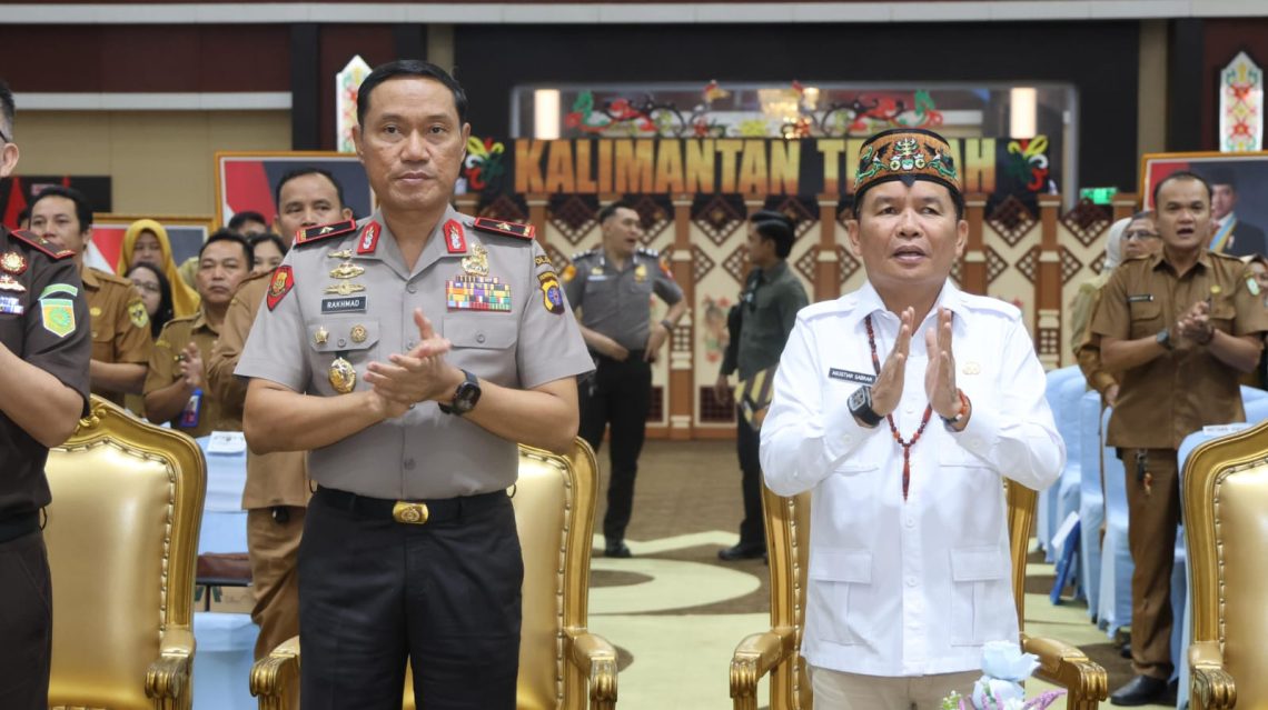 Wakapolda Kalimantan Tengah (Kalteng), Brigjen Pol Dr. Rakhmad Setyadi, S.I.K., S.H., M.H., mewakili Kapolda Irjen Pol Iwan Kurniawan, S.IK., M.Si.  menghadiri Rapat Koordinasi Teknis (Rakortek) Percepatan Operasionalisasi Koperasi Desa/Kelurahan Merah Putih Provinsi Kalteng, di Aula Jayang Tingang Kantor Gubernur Kalteng, Selasa (25/11/2025).