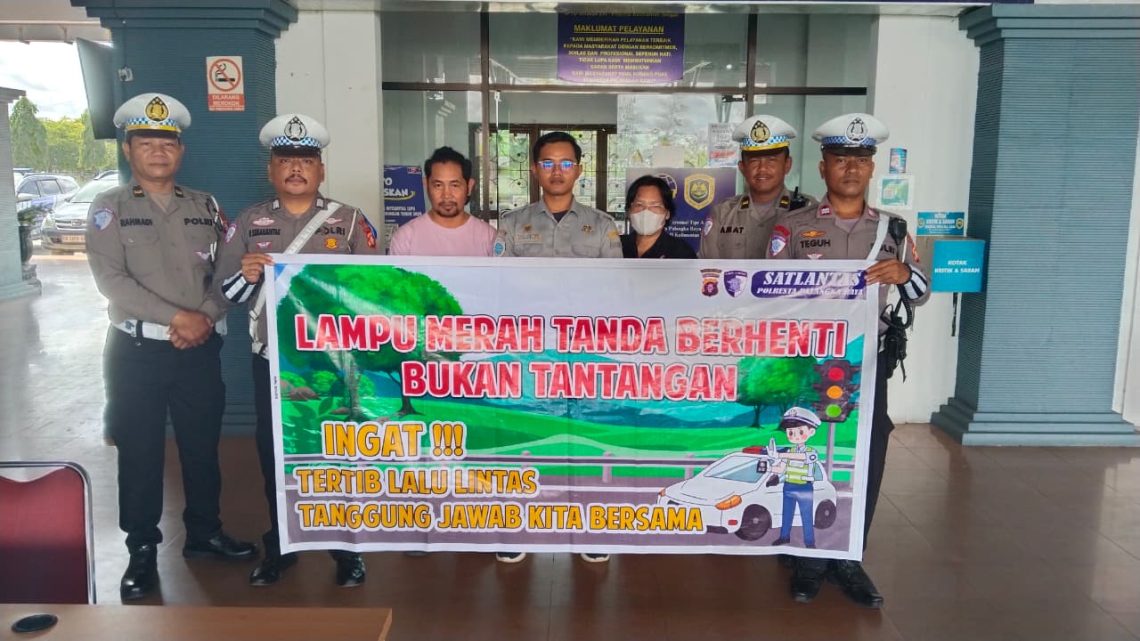 Satuan Lalu Lintas Polresta Palangka Raya kembali melaksanakan kegiatan edukatif bertajuk “Polantas Menyapa” sebagai bagian dari Operasi Zebra Telabang 2025. Kegiatan ini menyasar para pengusaha angkutan dan barang yang beroperasi di wilayah Kota Palangka Raya, Selasa (25/11/2025).