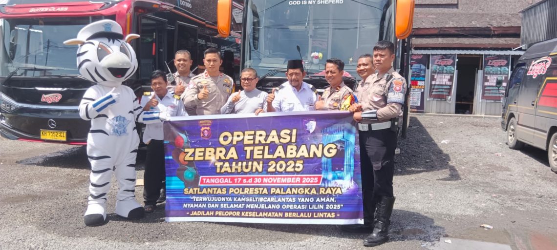 Satuan Lalu Lintas Polresta Palangka Raya kembali menggelar kegiatan sosialisasi “Polantas Menyapa” yang menyasar pengusaha angkutan penumpang dan barang. Kegiatan ini merupakan rangkaian Operasi Zebra Telabang Tahun 2025 dan berlangsung pada Selasa (25/11/2025) sekitar pukul 09.00 WIB di area PO Logos, Jalan RTA Milono, Kota Palangka Raya.