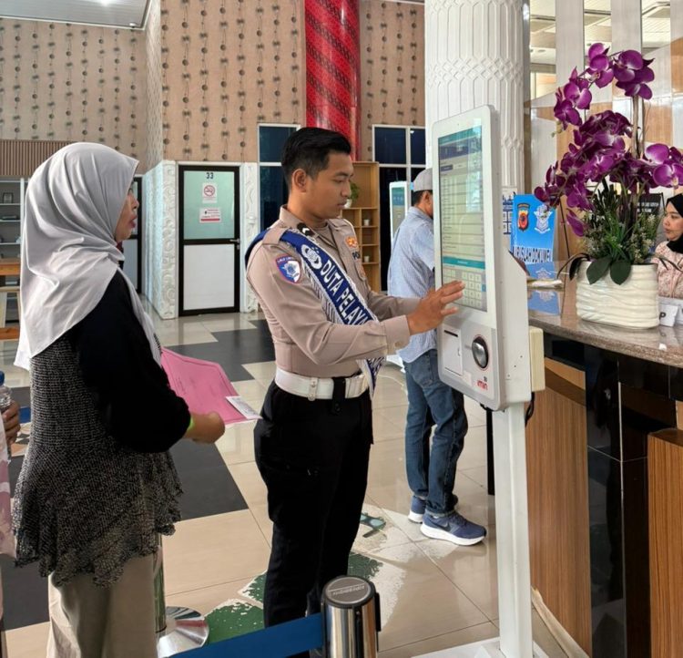 Petugas kepolisian melayani warga yang mengurus administrasi SIM dan dokumen kendaraan di Samsat Cibinong, Kabupaten Bogor, melalui layanan mandiri berbasis digital guna mempercepat proses pelayanan yang tertib, transparan, dan ramah, Selasa (26/11/2025).