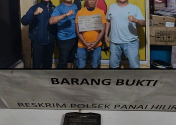 Seorang pria yang dikenal sebagai salah satu pentolan pengedar sabu di wilayah Panai Hilir, berinisial RD alias Bakol, berhasil diamankan saat membawa sabu dari wilayah Panai Tengah menuju Panai Hilir pada Selasa (25/11/2025) sekira pukul 23.30 WIB di Dusun V Telaga Suka, Desa Sei Sanggul, Kecamatan Panai Hilir.