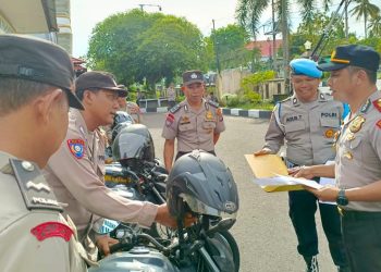 Kegiatan berlangsung di halaman Mapolsek Pahandut, Kelurahan Pahandut, Kota Palangka Raya, dipimpin langsung oleh Kapolsek Pahandut AKP Iyudi Hartanto, S.T.K., S.I.K., Pemeriksaan dilakukan secara menyeluruh sebagai bentuk pengawasan rutin dalam menjaga kesiapan operasional personel.