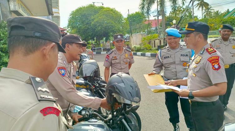 Kegiatan berlangsung di halaman Mapolsek Pahandut, Kelurahan Pahandut, Kota Palangka Raya, dipimpin langsung oleh Kapolsek Pahandut AKP Iyudi Hartanto, S.T.K., S.I.K., Pemeriksaan dilakukan secara menyeluruh sebagai bentuk pengawasan rutin dalam menjaga kesiapan operasional personel.
