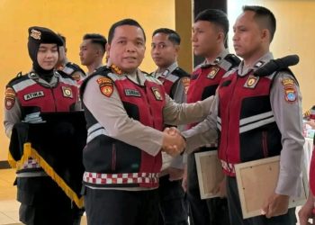Direktur Samapta Polda Kalsel Kombes Pol. Timbul R.K Siregar, S.I.K., M.Si menyerahkan langsung Piagam Penghargaan kepada 12 orang personil Sat Samapta Polres Jajaran di Polda Kalsel yang 4 (empat) orang di antaranya adalah personil dari Sat Samapta Polres Banjarbaru.