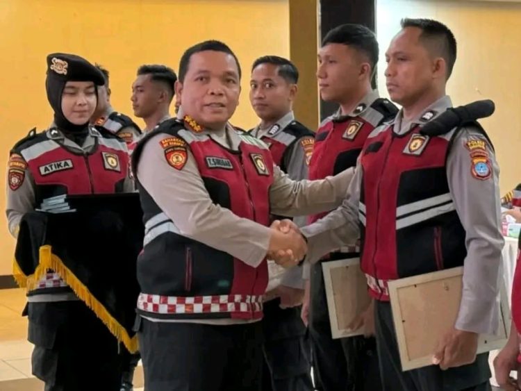 Direktur Samapta Polda Kalsel Kombes Pol. Timbul R.K Siregar, S.I.K., M.Si menyerahkan langsung Piagam Penghargaan kepada 12 orang personil Sat Samapta Polres Jajaran di Polda Kalsel yang 4 (empat) orang di antaranya adalah personil dari Sat Samapta Polres Banjarbaru.