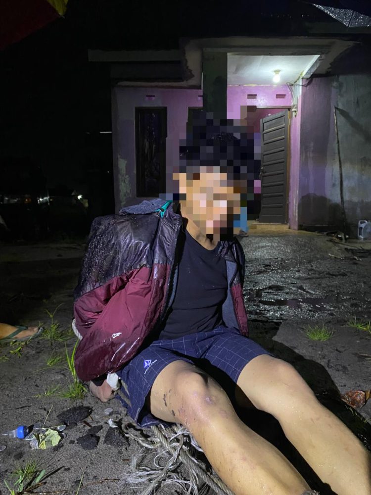 Kejadian tersebut berlangsung di Jalan Kalingu II Gang Dayak Misik, di mana warga setempat mengamankan seorang pria berinisial A.G.H. (24) yang diduga melakukan pencurian di rumah milik Melati, seorang wiraswasta yang berdomisili di lokasi tersebut.