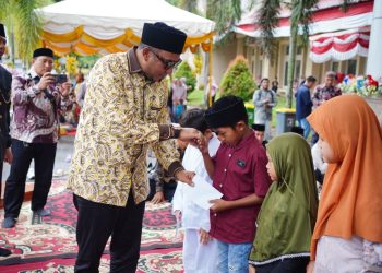 Acara ini dirangkaikan dengan pemberian santunan kepada 400 anak yatim sebagai bentuk perhatian dan kepedulian Pemkab Nagan Raya