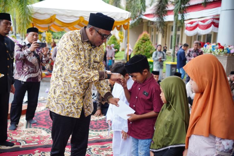 Acara ini dirangkaikan dengan pemberian santunan kepada 400 anak yatim sebagai bentuk perhatian dan kepedulian Pemkab Nagan Raya