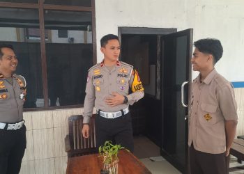 Kapolresta Palangka Raya melalui Kasat Lantas Kompol Egidio Sumilat, S.I.K., memberikan bantuan berupa uang pembinaan kepada seorang pelajar berprestasi bernama Haikal, Kamis (27/11/2025) siang