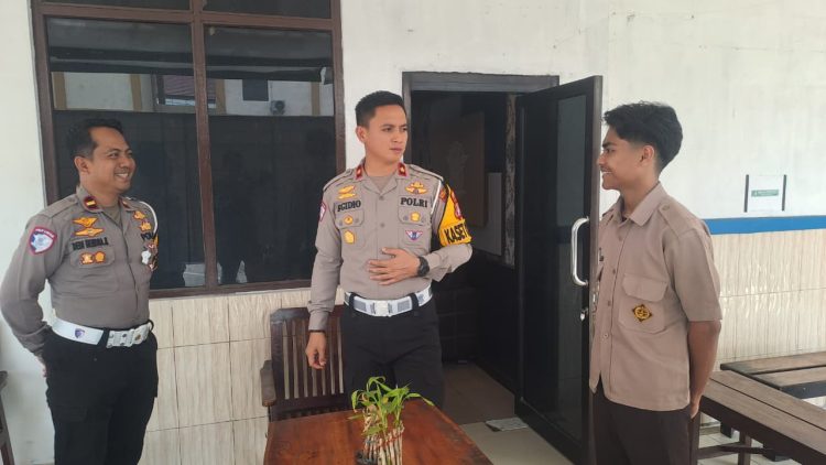Kapolresta Palangka Raya melalui Kasat Lantas Kompol Egidio Sumilat, S.I.K., memberikan bantuan berupa uang pembinaan kepada seorang pelajar berprestasi bernama Haikal, Kamis (27/11/2025) siang