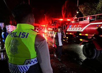 Piket Pos Bundaran Besar yang terdiri dari Bripka Sopan Sopian dan Bripda Krismanto menerima informasi sekitar pukul 21.30 WIB dan langsung menuju lokasi untuk melakukan pengamanan arus lalu lintas serta mendukung kelancaran proses pemadaman api oleh petugas pemadam kebakaran.