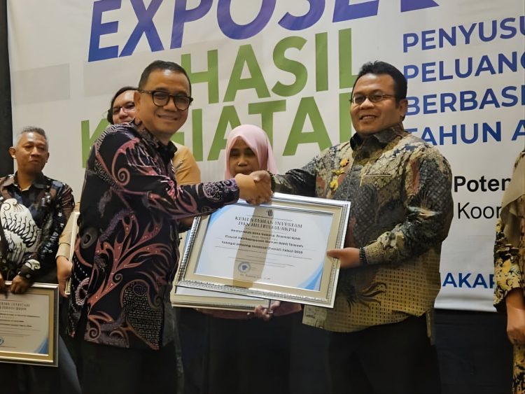 piagam penghargaan diserahkan langsung oleh Deputi Bidang Pengembangan Iklim Penanaman Modal, Riyatno.