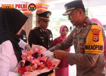 Polres Tana Toraja menggelar Upacara Wisuda dan Pelepasan Purna Bakti bagi para personelnya yang memasuki masa pensiun, Jumat (28/11/2025).