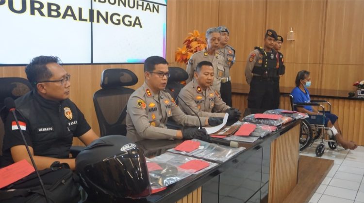Kapolres Purbalingga AKBP Achmad Akbar dalam konferensi pers menyampaikan, peristiwa dugaan tindak pidana pembunuhan terjadi pada hari Senin (20/10/2025), diketahui sekira pukul 21.15 WIB di sebuah rumah kontrakan yang berlokasi di Jalan Tentara Pelajar, Kelurahan Wirasana.