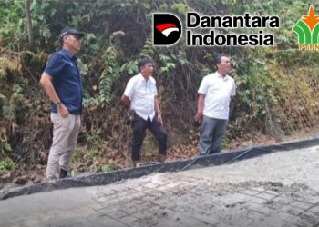 SEVP Operation II PTPN IV Regional 2, Dedy Gurning (sebelah kiri kemeja biru tua) saat melakukan kunjungan kerja ke Kebun Sei Kopas pada Rabu (24/09/2025). Foto. Dok/PTPN IV Regional 2.