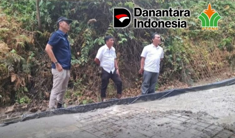 SEVP Operation II PTPN IV Regional 2, Dedy Gurning (sebelah kiri kemeja biru tua) saat melakukan kunjungan kerja ke Kebun Sei Kopas pada Rabu (24/09/2025). Foto. Dok/PTPN IV Regional 2.