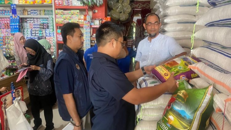 Badan Pangan Nasional bersama Satgas Pengendaluan Harga Beras Aceh, Jumat (07/11) sekira pukul 09.30 Wib melaksanakan Survey/Pemantauan harga beras di Pasar Inpres Simpang Peut Kecamatan Kuala Kabupaten Nagan Raya.