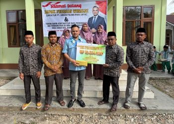 Direktur Utama PT Green Palma Riau Jaya, Pebriyan Winaldi menyerahkan bantuan pembangunan toilet baru senilai Rp10.634.000 serta menyalurkan gaji bulan kedua sebesar Rp3.200.000 per guru.
