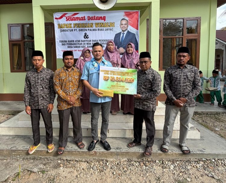 Direktur Utama PT Green Palma Riau Jaya, Pebriyan Winaldi menyerahkan bantuan pembangunan toilet baru senilai Rp10.634.000 serta menyalurkan gaji bulan kedua sebesar Rp3.200.000 per guru.
