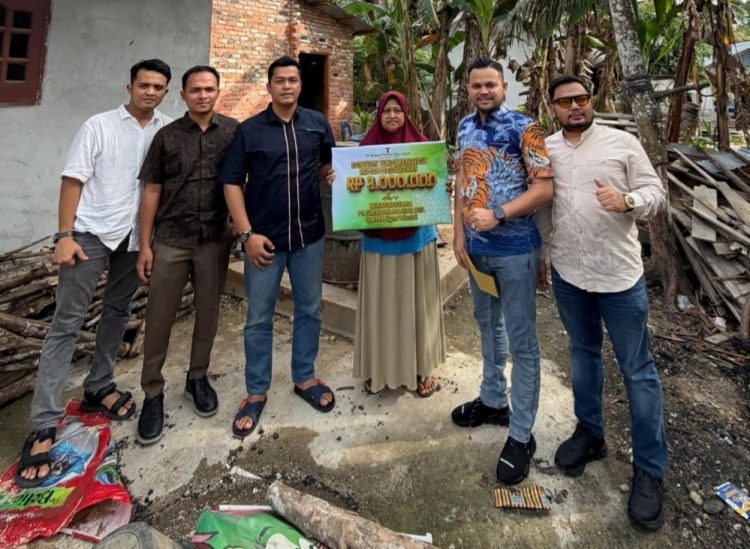 Direktur PT. Green Palma Riau Jaya, Pebriyan Winaldy bersama timnya datang langsung menyerahkan bantuan biaya pembangunan toilet kepada salah satu warga di Dusun Pulau Sayak, Desa Pulau Rambai, Kecamatan Kampa, Kabupaten Kampar, Riau, Jumat (14/11/2025).