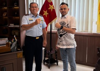 Panglima Komando Gabungan Wilayah Pertahanan II, Marsdya TNI M. Khairil Lubis, dan Direktur Utama PT Green Palma, Pebriyan Winaldi.