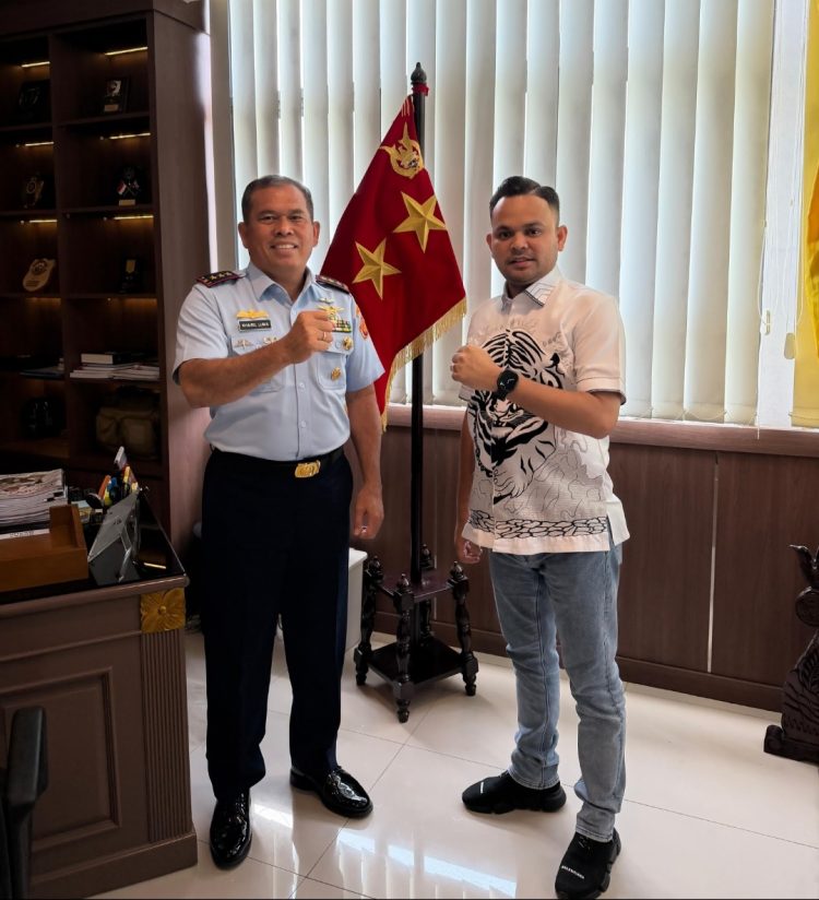 Panglima Komando Gabungan Wilayah Pertahanan II, Marsdya TNI M. Khairil Lubis, dan Direktur Utama PT Green Palma, Pebriyan Winaldi.
