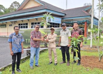 Sejumlah pegawai kebun dan perwakilan pemerintah setempat berpose saat penyerahan bibit pohon dalam rangka kegiatan Gerakan Menanam Pohon di area kantor Kebun Bah Birung Ulu.