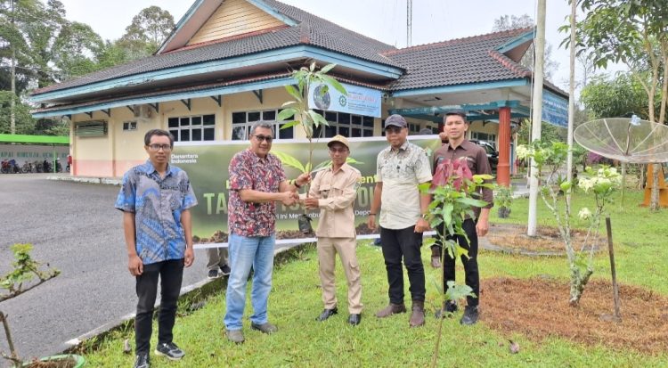 Sejumlah pegawai kebun dan perwakilan pemerintah setempat berpose saat penyerahan bibit pohon dalam rangka kegiatan Gerakan Menanam Pohon di area kantor Kebun Bah Birung Ulu.