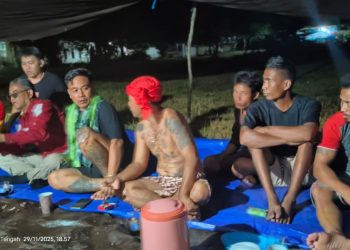 Polresta Palangka Raya melalui Kasihumas AKP Sukrianto menghadiri kegiatan Basasah/Basuci Bapandui serta pengukuhan anggota baru Tariu Borneo Bangkule Rajakng(TBBR) Kota Palangka Raya di Jalan Tjilik Riwut Km 14, Sabtu malam (29/11/2025).