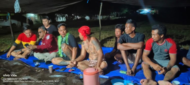 Polresta Palangka Raya melalui Kasihumas AKP Sukrianto menghadiri kegiatan Basasah/Basuci Bapandui serta pengukuhan anggota baru Tariu Borneo Bangkule Rajakng(TBBR) Kota Palangka Raya di Jalan Tjilik Riwut Km 14, Sabtu malam (29/11/2025).