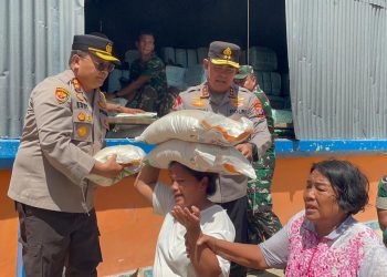 Kapolda Sumatera Utara Irjen Pol Whisnu Hermawan Februanto, S.I.K., M.H., bersama Pangdam I/BB turun langsung ke Gudang Bulog Pandan, Kabupaten Tapanuli Tengah, untuk menyalurkan bantuan beras kepada masyarakat yang terdampak banjir dan longsor.