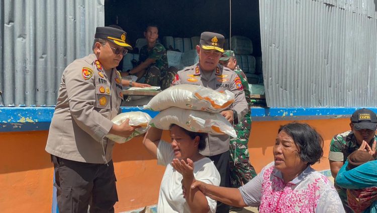 Kapolda Sumatera Utara Irjen Pol Whisnu Hermawan Februanto, S.I.K., M.H., bersama Pangdam I/BB turun langsung ke Gudang Bulog Pandan, Kabupaten Tapanuli Tengah, untuk menyalurkan bantuan beras kepada masyarakat yang terdampak banjir dan longsor.
