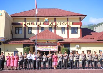 Upacara laporan kenaikan pangkat tersebut dilaksanakan pada Senin, 1 Desember 2025 pukul 08.00 WIB di Lapangan Apel Mako Polres Samosir dan dipimpin langsung oleh Kapolres Samosir, AKBP Rina Frillya, S.I.K.