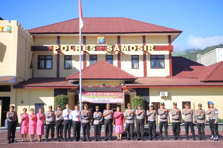 Upacara laporan kenaikan pangkat tersebut dilaksanakan pada Senin, 1 Desember 2025 pukul 08.00 WIB di Lapangan Apel Mako Polres Samosir dan dipimpin langsung oleh Kapolres Samosir, AKBP Rina Frillya, S.I.K.