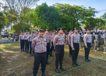 Personel Polresta Palangka Raya mengikuti rangkaian upacara peringatan Hari PGRI ke-80, Hari Korpri ke-55 dan Hari Guru Nasional 2025 yang digelar di Halaman Kantor Wali Kota Palangka Raya, Senin (1/12/2025).