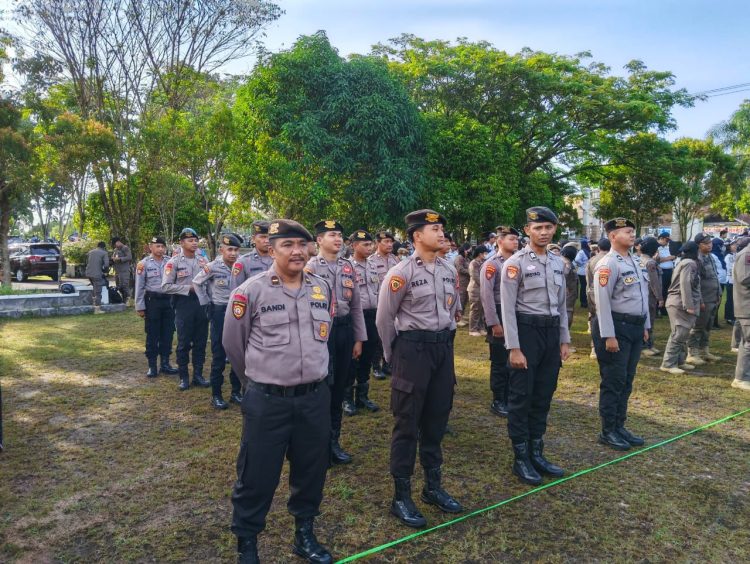 Personel Polresta Palangka Raya mengikuti rangkaian upacara peringatan Hari PGRI ke-80, Hari Korpri ke-55 dan Hari Guru Nasional 2025 yang digelar di Halaman Kantor Wali Kota Palangka Raya, Senin (1/12/2025).