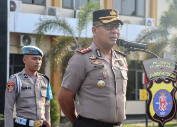 Wakapolresta Palangka Raya, Polda Kalteng, AKBP Moch. Isharyadi Fitriawan, S.I.K., M.M. memimpin pengecekan absensi personel dari seluruh satuan fungsi (satfung) kesatuannya saat pelaksanaan apel, Senin (1/12/2025) pagi.